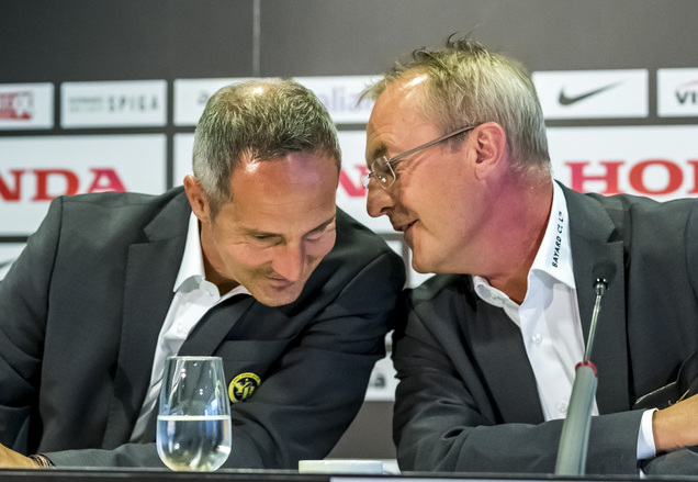 YB-Sportchef Fredy Bickel, rechts, spricht mit Trainer Adi Huetter an einer Medienkonferenz zum bevorstehenden Saisonstart der Super League am Dienstag, 19. Juli, 2016 in Bern. (KEYSTONE/Thomas Hodel)
