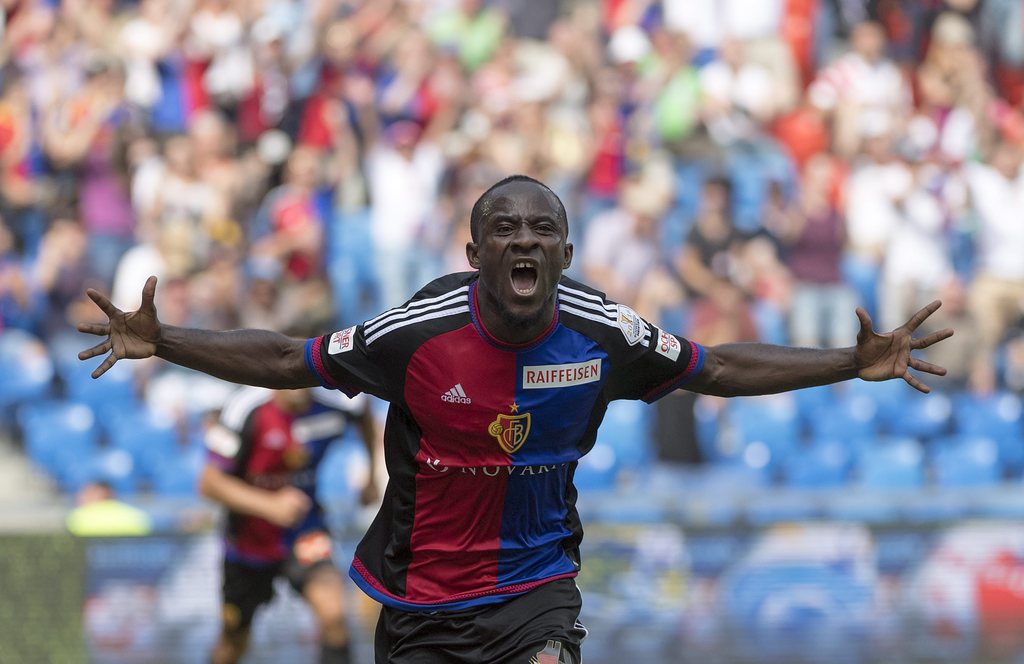 epa05439125 Basel's Seydou Doumbia cheers after scoring during a Super League match between FC Basel 1893 and FC Sion, at the St. Jakob-Park stadium in Basel, Switzerland, 24 July 2016. EPA/GEORGIOS KEFALAS