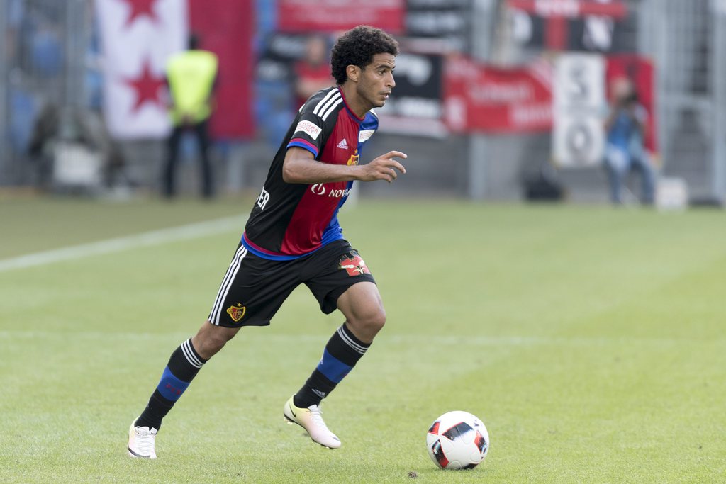 epa05439267 Basel's Omar Gaber in action during a Super League match between FC Basel 1893 and FC Sion, at the St. Jakob-Park stadium in Basel, Switzerland, on Sunday, July 24, 2016. EPA/GEORGIOS KEFALAS