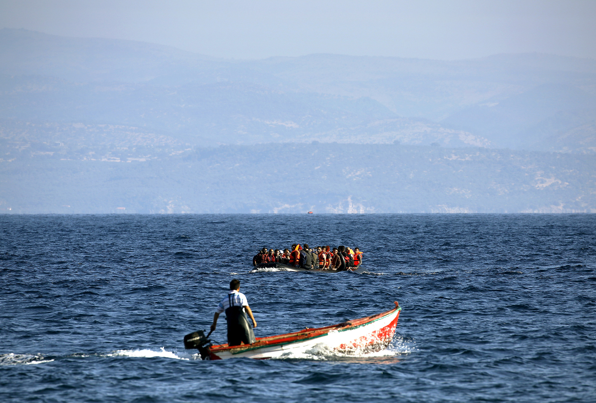 Fischer sind in Griechenland zu Lebensrettern geworden, aber davon haben sie nicht viel – ihr Engagement wird zwar geschätzt, die Touristen bleiben aber aus und Hilfe von der EU ist nicht in Sicht.