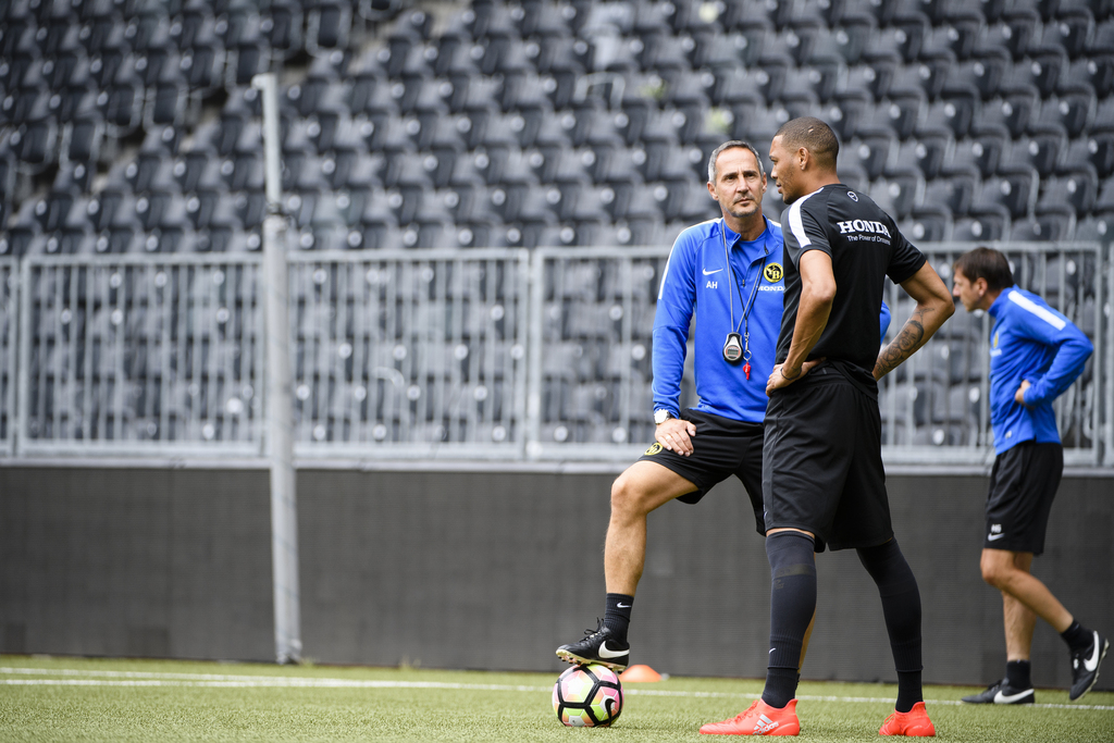 YB coach Adi Huetter, left and player Guillaume Hoarau from France during a training session one day prior to the UEFA Champions League third qualifying round second leg soccer match between Switzerland's BSC Young Boys Bern and Ukraine's Shakhtar Donetsk, in the Stade de Suisse in Bern, Switzerland, Tuesday, August 2, 2016. (KEYSTONE/Manuel Lopez)