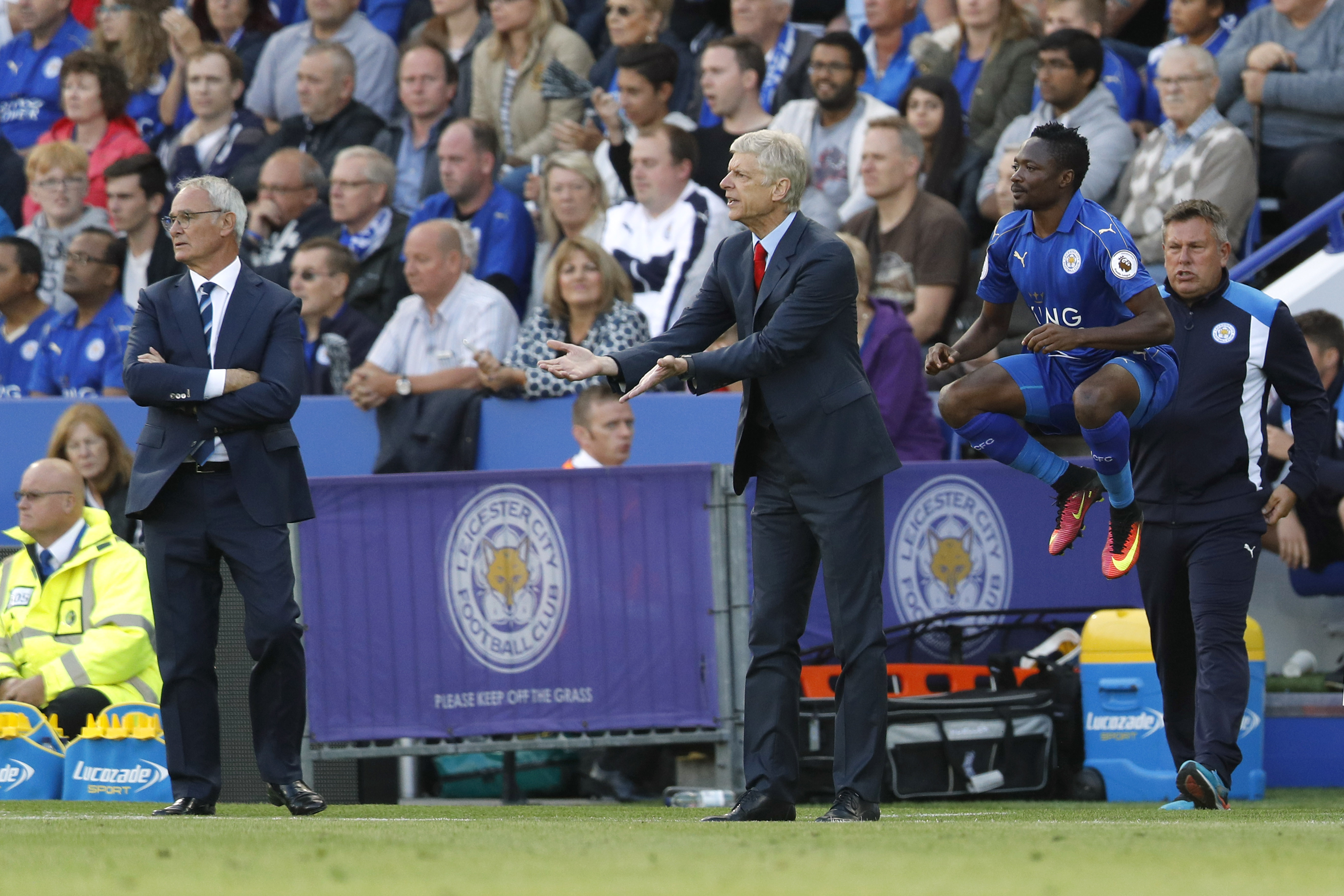 Britain Soccer Football - Leicester City v Arsenal - Premier League - King Power Stadium - 20/8/16 Leicester City's Ahmed Musa waits to come on as a substitute as Arsenal manager Arsene Wenger and Leicester City manager Claudio Ranieri look on Reuters / Darren Staples Livepic EDITORIAL USE ONLY. No use with unauthorized audio, video, data, fixture lists, club/league logos or 