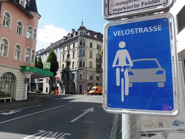 Schilder wie dieses aus Luzern hängen ab heute auch in zwei Basler Strassen.