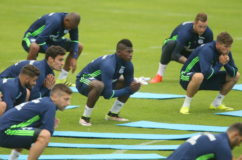 epa05451239 FC Schalke 04 players Breel Embolo (C) and Klaas-Jan Huntelaar (R) warm up during a training session in Mittersill, Austria, 01 August 2016. The team is in Austria in preparations to get underway for the coming season. EPA/INA FASSBENDER