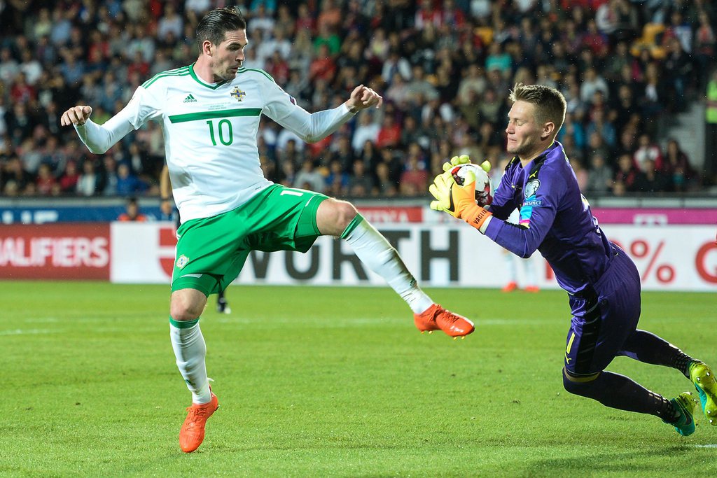 epa05524476 Tomas Vaclik of Czech Republic (R) in action against Kyle Lafferty of Northern Ireland (L) during the FIFA World Cup 2018 Group C qualifying soccer match Czech Republic vs Northern Ireland in Prague, Czech Republic, 04 September 2016. EPA/FILIP SINGER