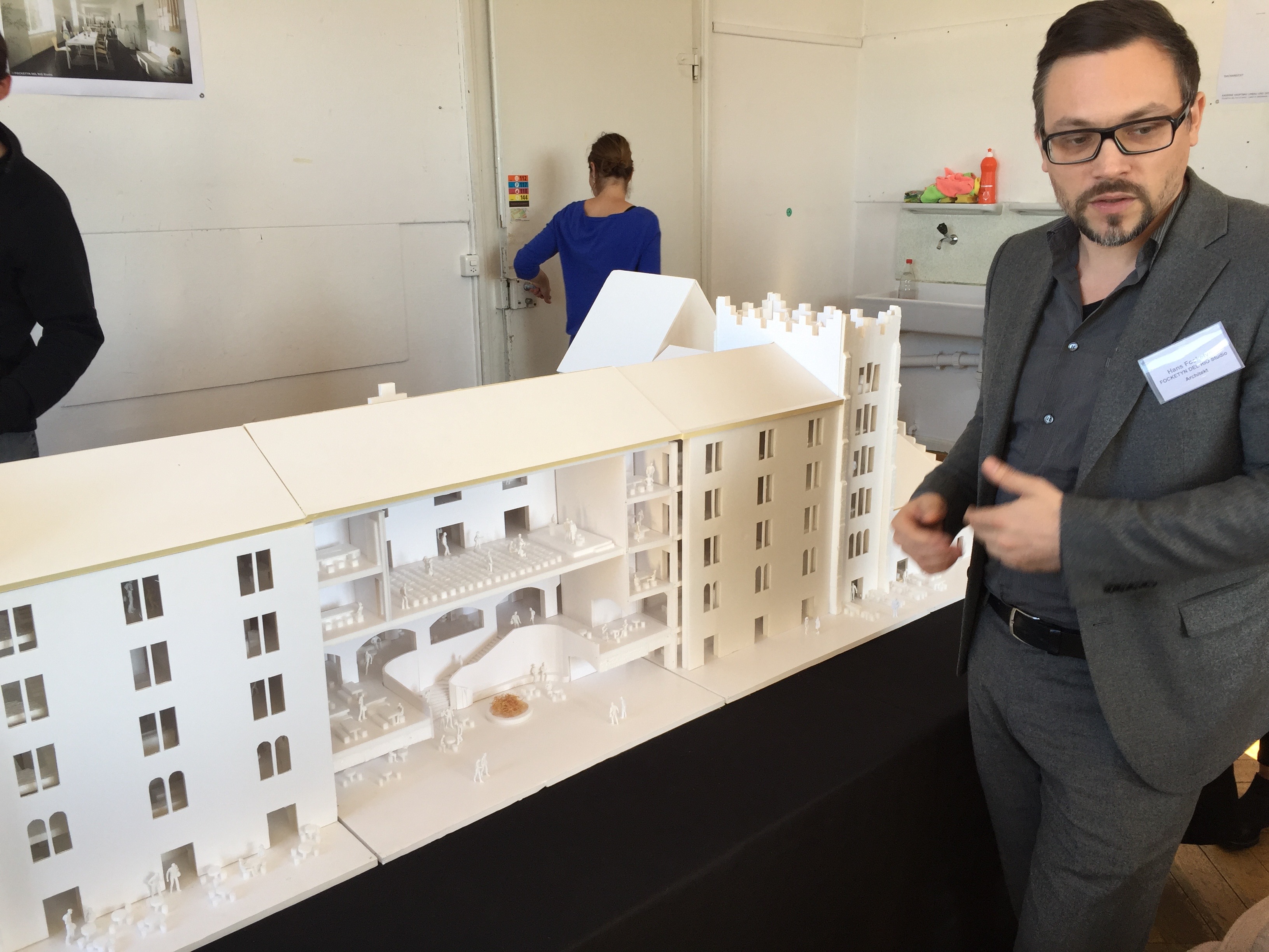 Architekt Hans Focketyn vor dem Modell für den sanierten Kasernen-Hauptbau mit der Indoor-Piazza und dem Veranstaltungsraum.