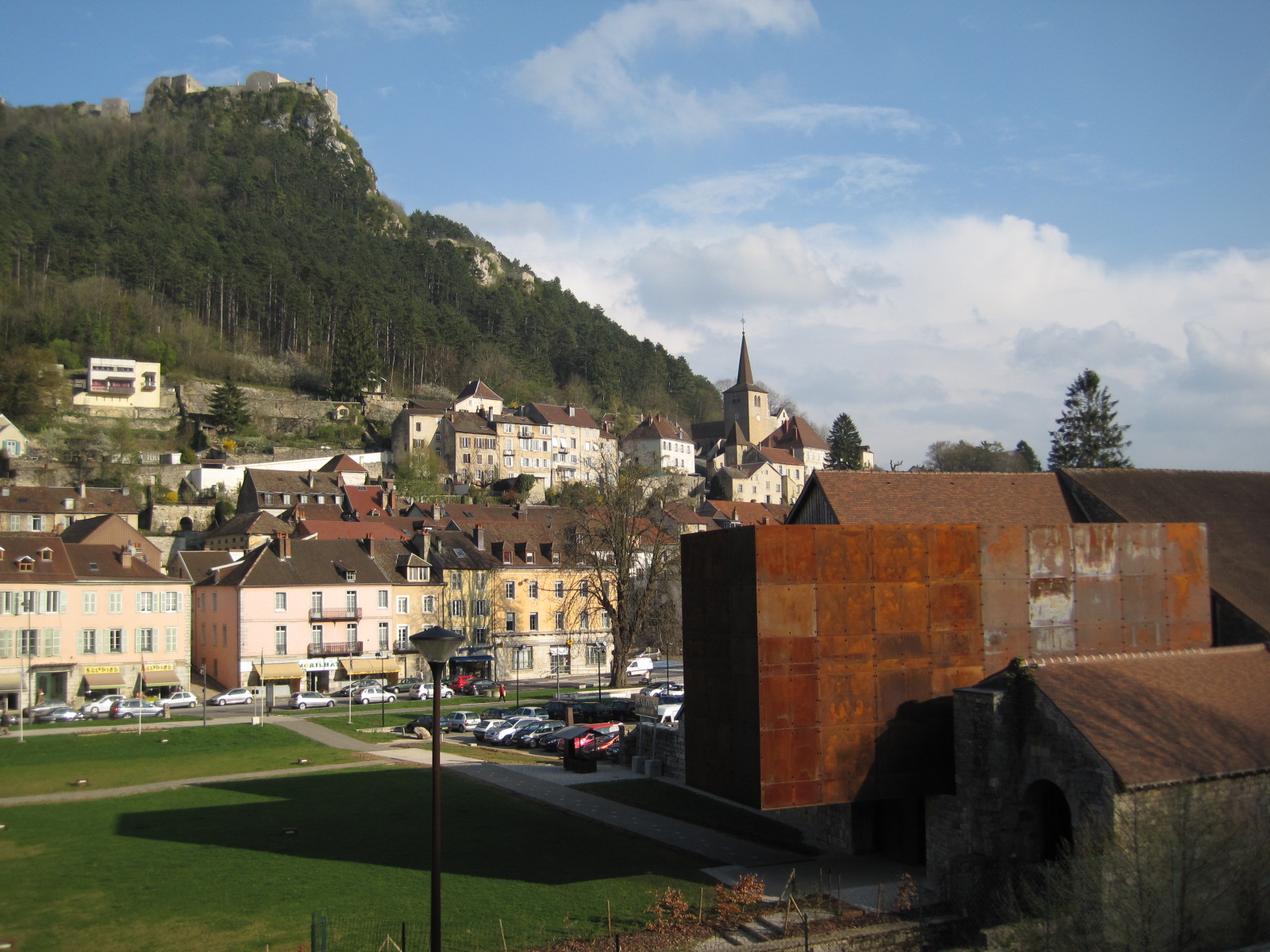 Heute ein Kurort: Salins-les-Bains mit Vauban-Festung und Salzmuseum (vorne rechts)