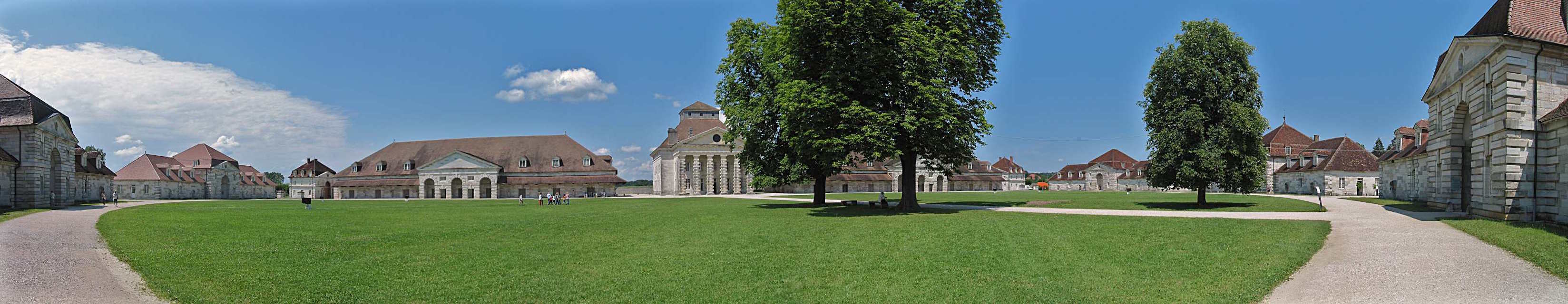Architektur des Absolutismus: Panoramabild der Königlichen Saline von Arc-et-Senans.