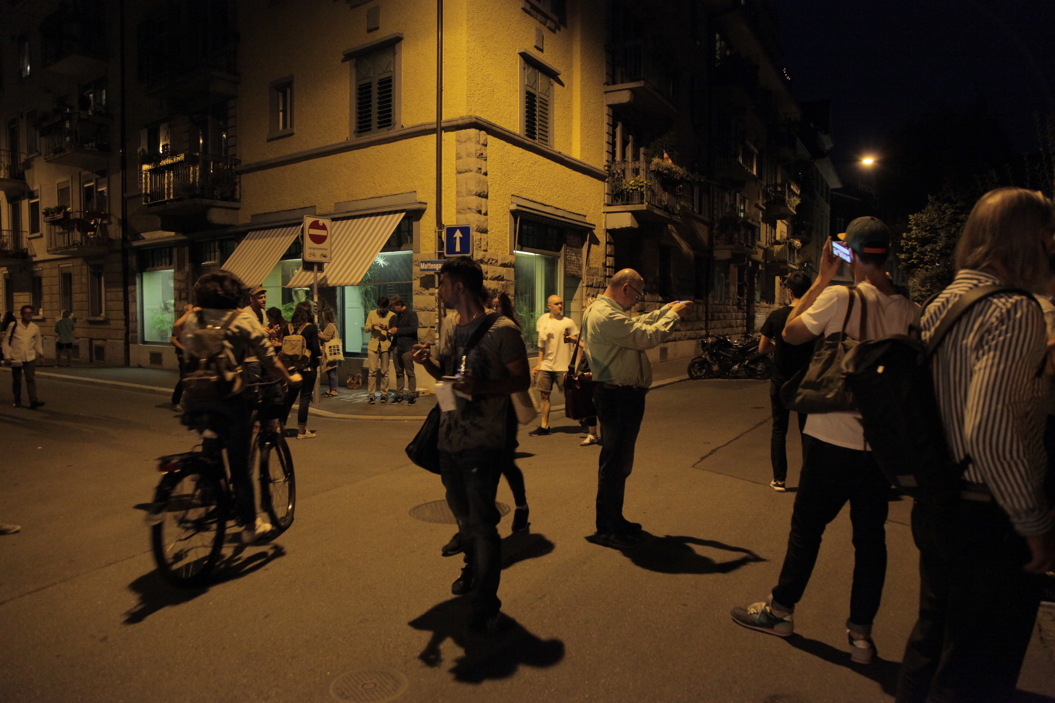 Polder-Zuschauer in Zürich folgen während des Audiowalks den Anweisungen des Erzählers.