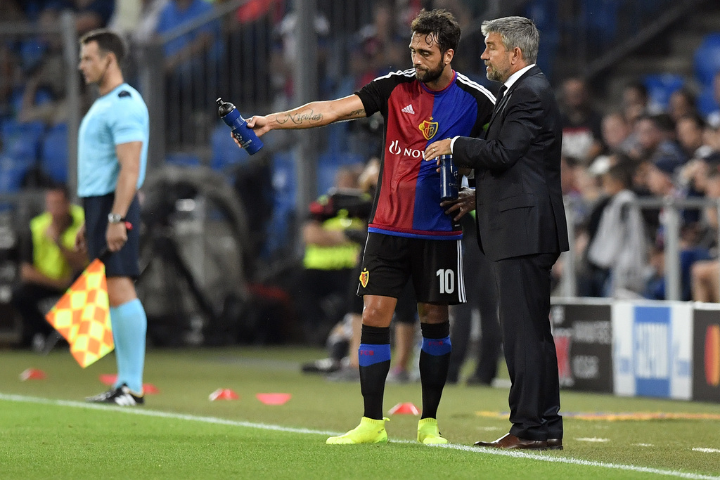 Basel's head coach Urs Fischer, right, speak with Matias Delgado during an UEFA Champions League Group stage Group A matchday 1 soccer match between Switzerland's FC Basel 1893 and Bulgaria's PFC Ludogorets Razgrad in the St. Jakob-Park stadium in Basel, Switzerland, on Tuesday, September 13, 2016. (KEYSTONE/Peter Schneider)