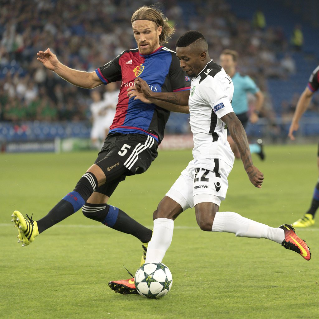 epa05538229 Basel's Michael Lang (L) fights for the ball against Ludogorets' Jonathan Cafu during the UEFA Champions League Group A match between FC Basel 1893 and PFC Ludogorets Razgrad at the St. Jakob-Park stadium in Basel, Switzerland, 13 September 2016. EPA/GEORGIOS KEFALAS