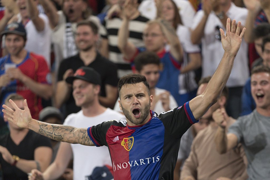 epa05538465 Basel's Renato Steffen cheers after scoring the 1-1 goal during the UEFA Champions League Group A soccer match between FC Basel 1893 and PFC Ludogorets Razgrad at the St. Jakob-Park stadium in Basel, Switzerland, 13 September 2016. EPA/GEORGIOS KEFALAS