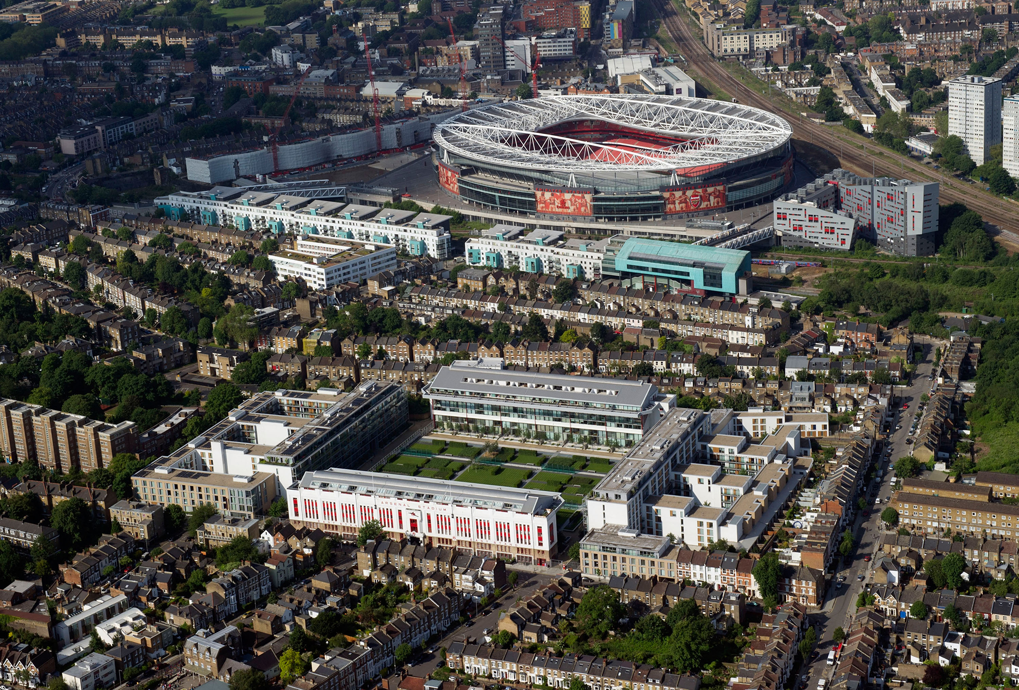 Die Heimstätte von Arsenal London: Unten das Highbury, das in eine Wohnanlage verwandelt wurde, mit der denkmalgeschützten Fassade des alten Stadions. Oben das 2006 eröffnete Emirates.