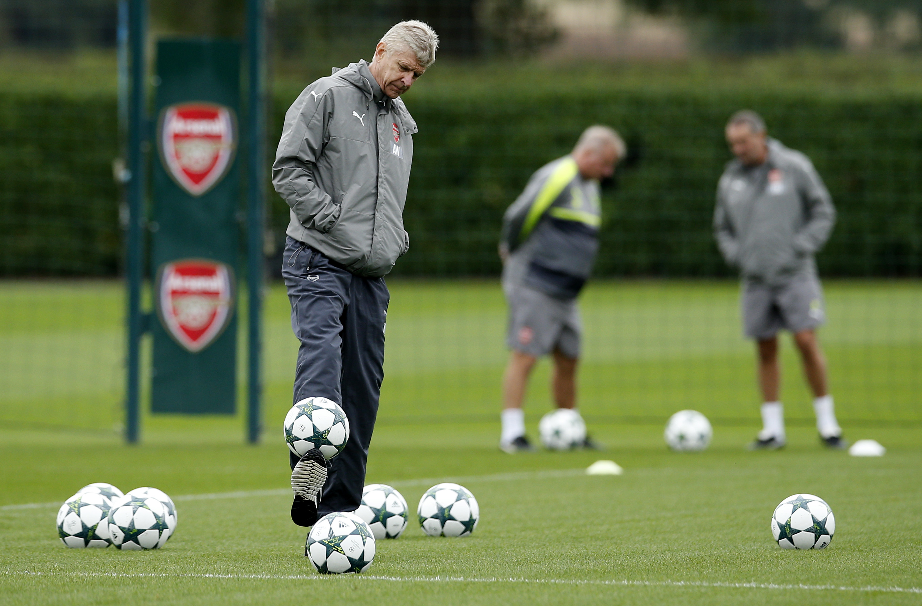 Britain Soccer Football - Arsenal Training - Arsenal Training Ground - 27/9/16 Arsenal manager Arsene Wenger during training Action Images via Reuters / Andrew Couldridge Livepic EDITORIAL USE ONLY.