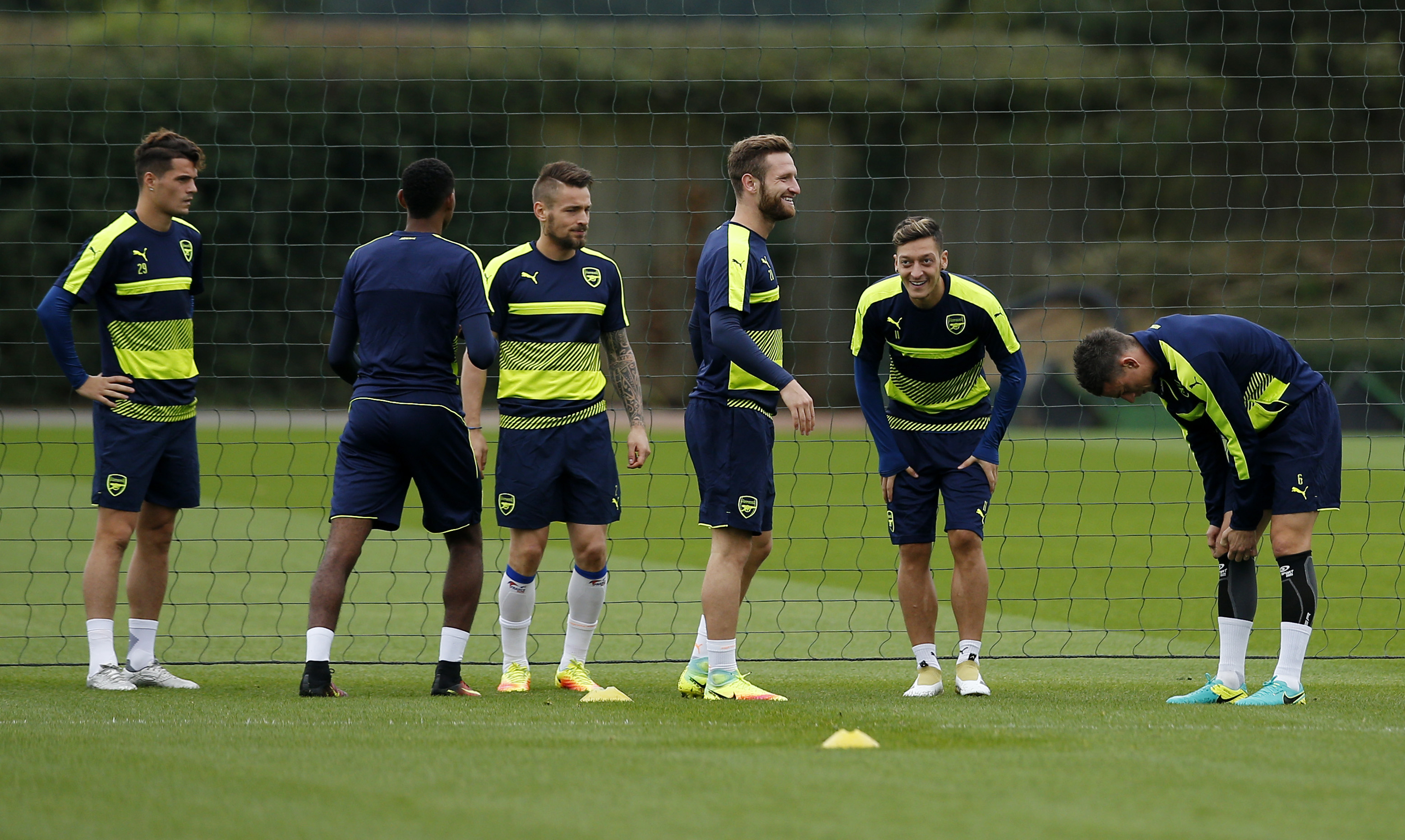 Britain Soccer Football - Arsenal Training - Arsenal Training Ground - 27/9/16 Arsenal's Mesut Ozil (2nd R) during training Action Images via Reuters / Andrew Couldridge Livepic EDITORIAL USE ONLY.