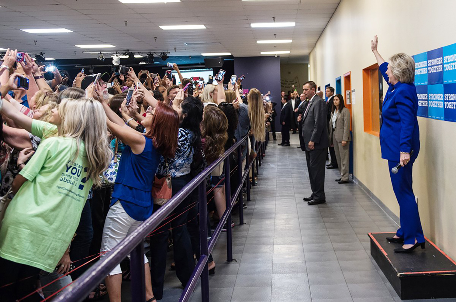 Das neue Schauen: Hillary mit Selfie-Mob in Florida.