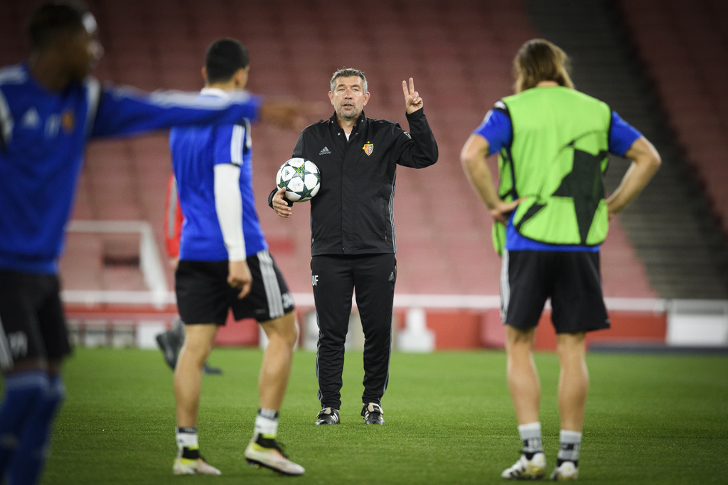 Basel's head coach Urs Fischer holds up two fingers during a training session on Tuesday, September 27, 2016, in the Emirates Stadium in London, England. FC Basel will face England's Arsenal FC on Wednesday, September 28, for an UEFA Champions League Group stage Group A matchday 2 soccer match. (KEYSTONE/Gian Ehrenzeller)