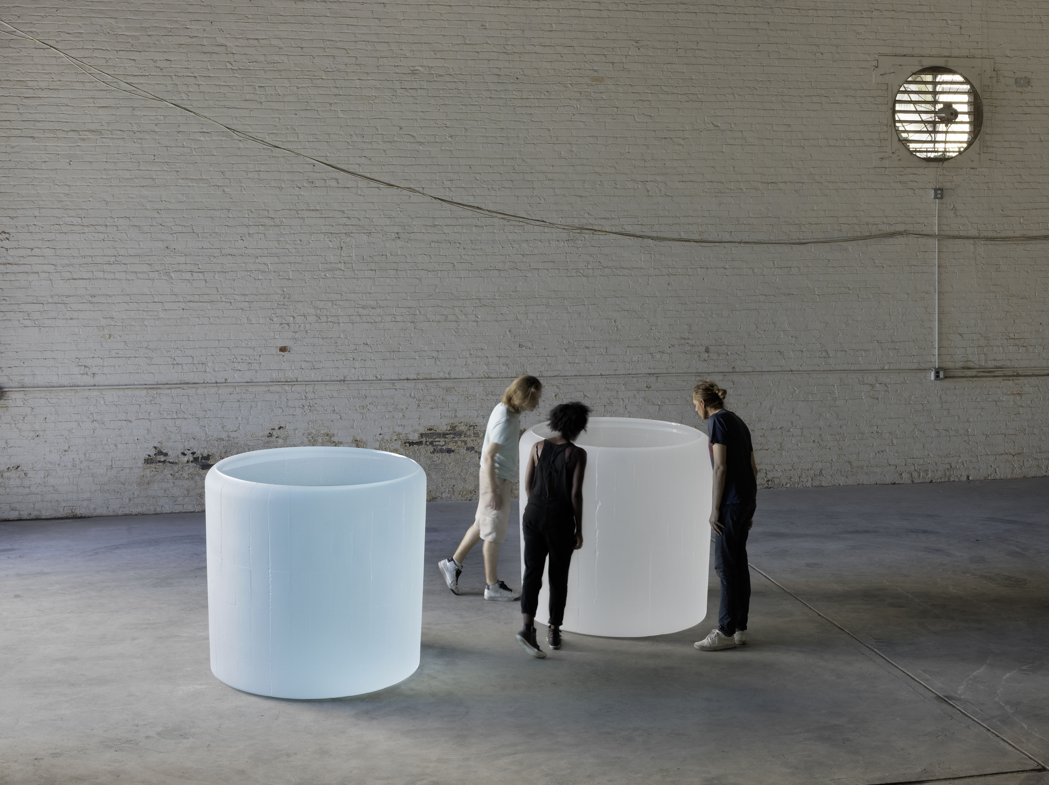 Sieht aus wie Wasser, ist in Wirklichkeit fünf Tonnen gegossenes Glas: Roni Horns «Water Double»-Skulpturen.