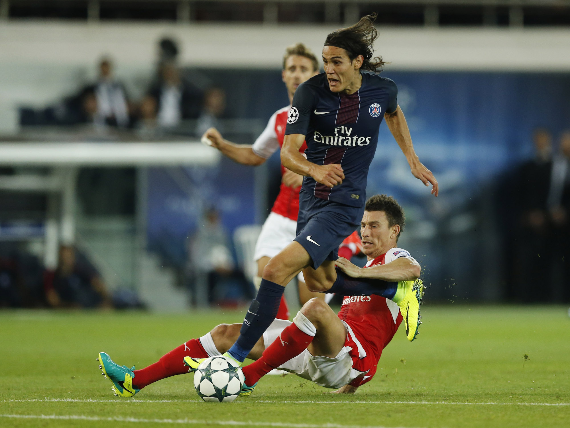Football Soccer - Paris Saint-Germain v Arsenal - UEFA Champions League Group Stage - Group A - Parc des Princes, Paris, France - 13/9/16 Paris Saint-Germain's Edinson Cavani in action with Arsenal's Laurent Koscielny Reuters / Benoit Tessier Livepic EDITORIAL USE ONLY.
