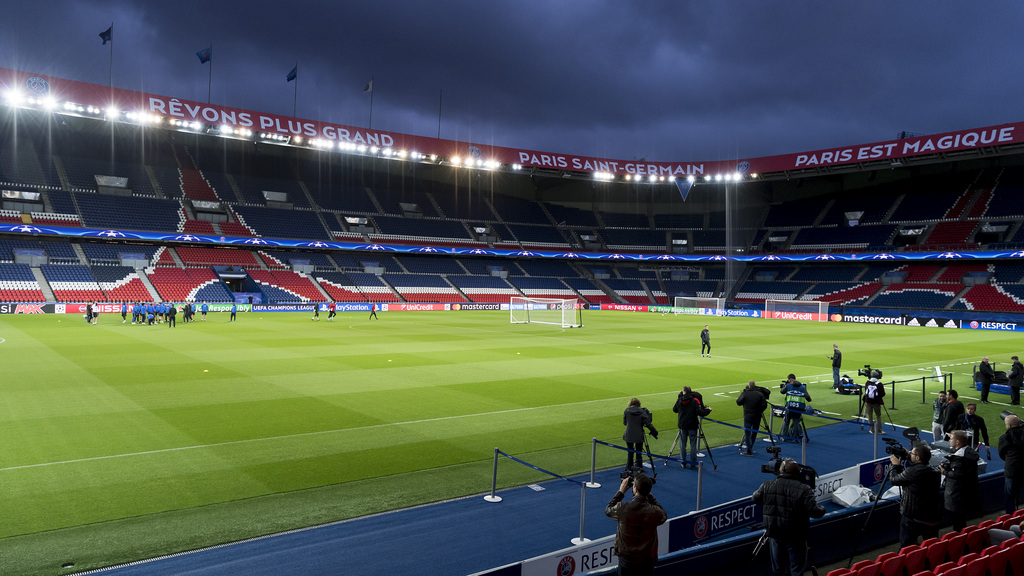 Switzerland's FC Basel 1893 during a training session at the Parc des Princes stadium in Paris, France, on Tuesday, October 18, 2016. Switzerland's FC Basel 1893 is scheduled to play an UEFA Champions League Group stage Group A matchday 3 soccer match against France's Paris Saint-Germain Football Club on Wednesday. (KEYSTONE/Georgios Kefalas)