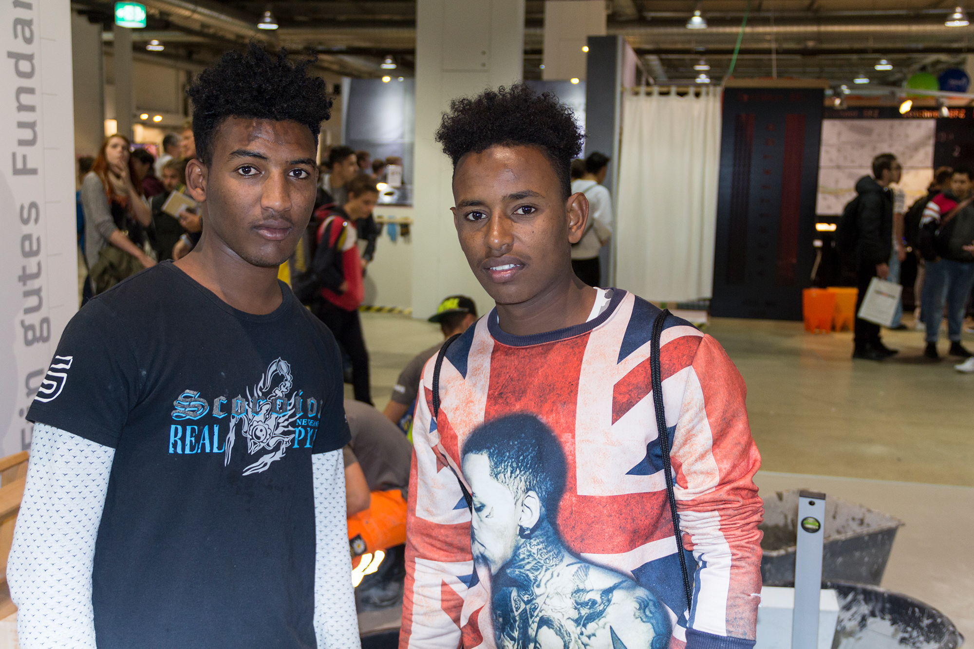 «Strassenbau, das liebe ich», sagt Nasradin. Er und sein Freund Jonas sind begeistert von der improvisierten Baustelle. Die beiden 18-Jährigen sind erst seit zwei Jahren von Eritrea in die Schweiz gekommen.