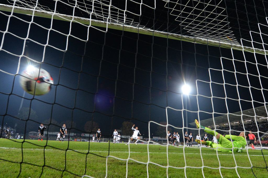 Basels Davide Calla erzielt den Penalty zum 2-2, waehrend dem Fussball Meisterschaftsspiel der Super League zwischen dem FC Lugano und dem FC Basel, am Samstag, 22. Oktober 2016, in Lugano. (KEYSTONE/Ti-Press/Gabriele Putzu)