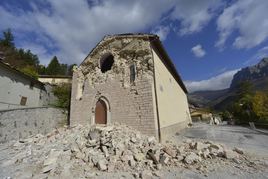 Zahlreiche Kirchen wurden beschädigt oder zerstört. So wie hier die von Santa Maria Assunta aus dem frühen 14. Jahrhundert in Ussita.