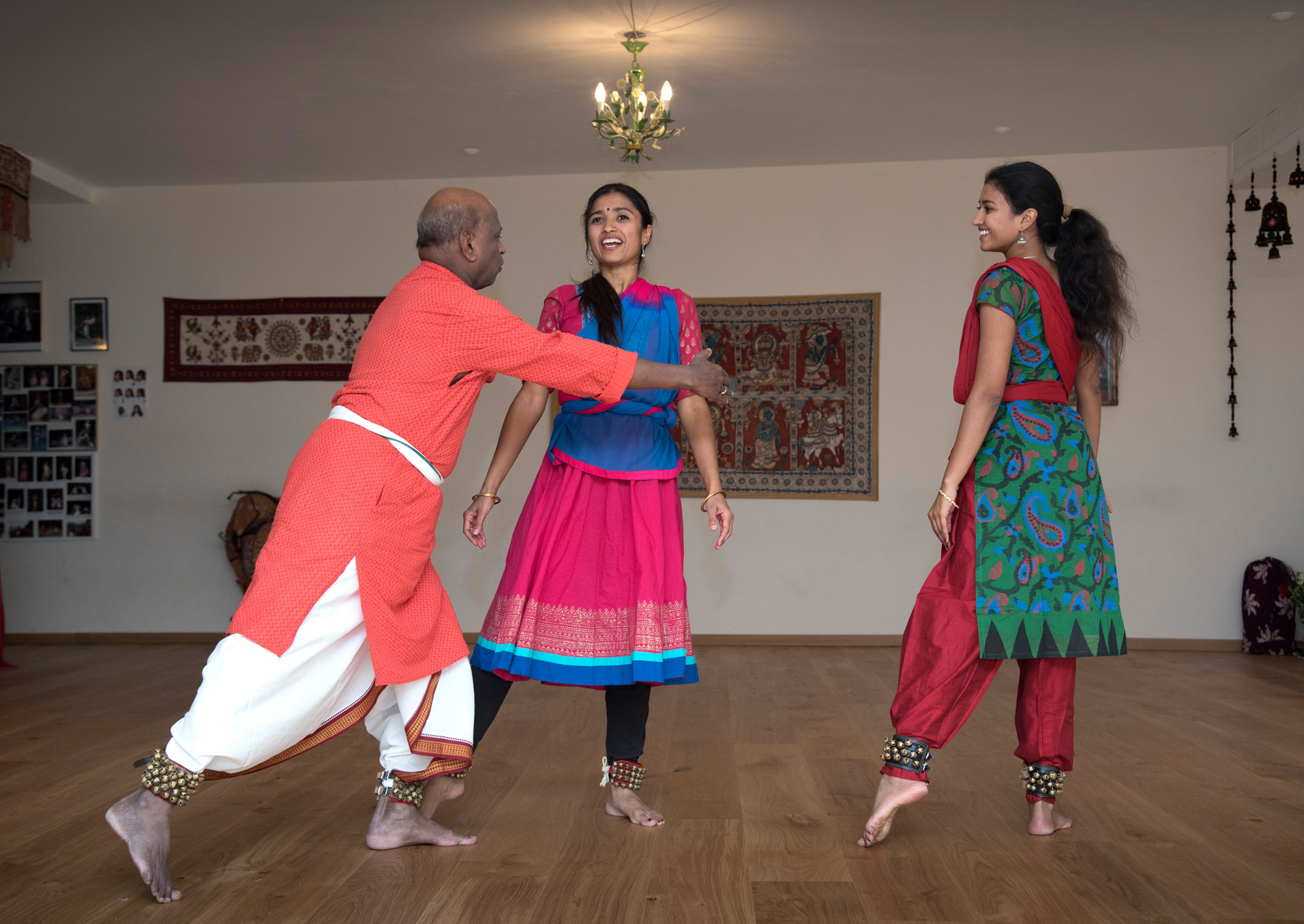 Anjali und Sumitra Keshava haben den indischen Tanz bei ihrem Vater gelernt.