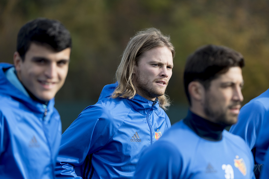 Birkir Bjarnason of Switzerland's FC Basel 1893 during a training session in the St. Jakob-Park training area in Basel, Switzerland, on Monday, October 31, 2016. Switzerland's FC Basel 1893 is scheduled to play an UEFA Champions League Group stage Group A matchday 4 soccer match against France's Paris Saint-Germain Football Club on Tuesday, November 1, 2016. (KEYSTONE/Georgios Kefalas)