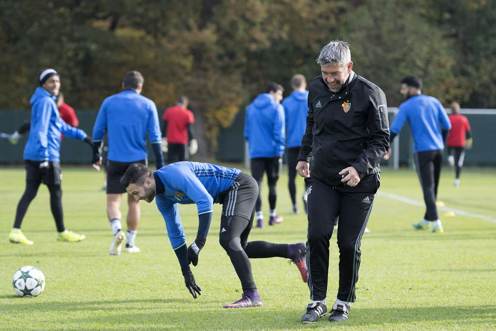 Renato Steffen, left, and head coach Urs Fischer, right, of Switzerland's FC Basel 1893 during a training session in the St. Jakob-Park training area in Basel, Switzerland, on Monday, October 31, 2016. Switzerland's FC Basel 1893 is scheduled to play an UEFA Champions League Group stage Group A matchday 4 soccer match against France's Paris Saint-Germain Football Club on Tuesday, November 1, 2016. (KEYSTONE/Georgios Kefalas)