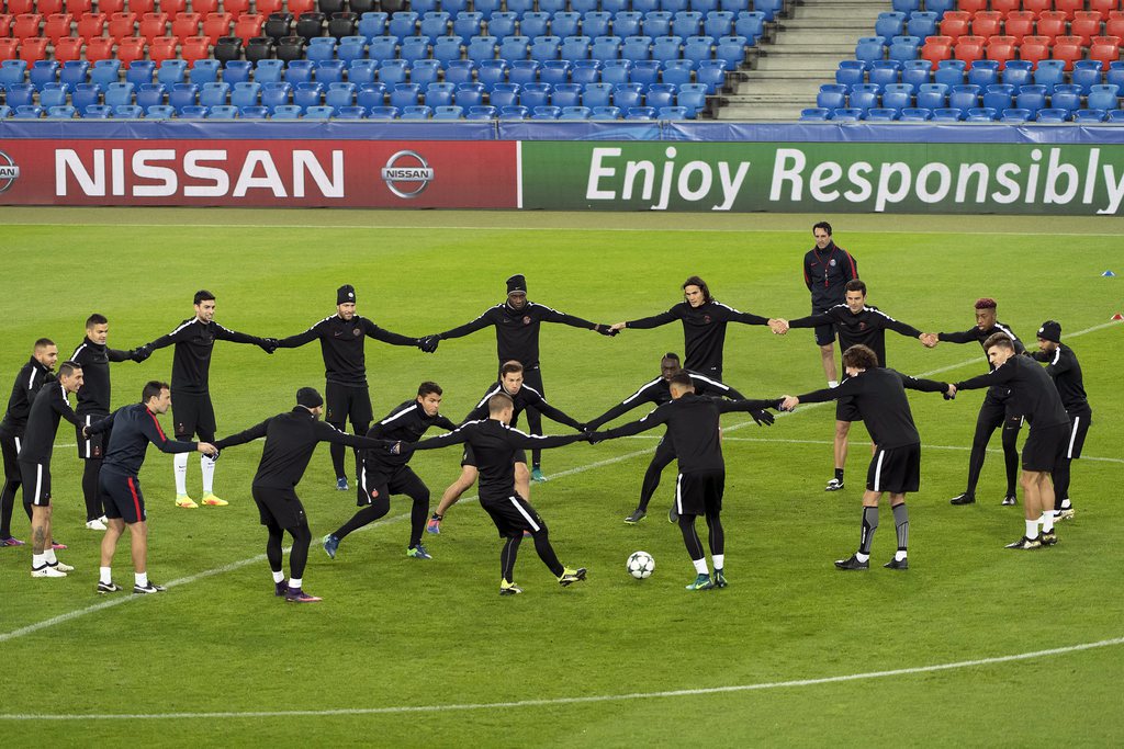 epa05611828 Paris Saint-Germain players attend their team's training session in the St. Jakob-Park stadium in Basel, Switzerland, 31 October 2016. Paris Saint-Germain will face FC Basel 1893 in the UEFA Champions League group A soccer match on 01 November 2016. EPA/GEORGIOS KEFALAS