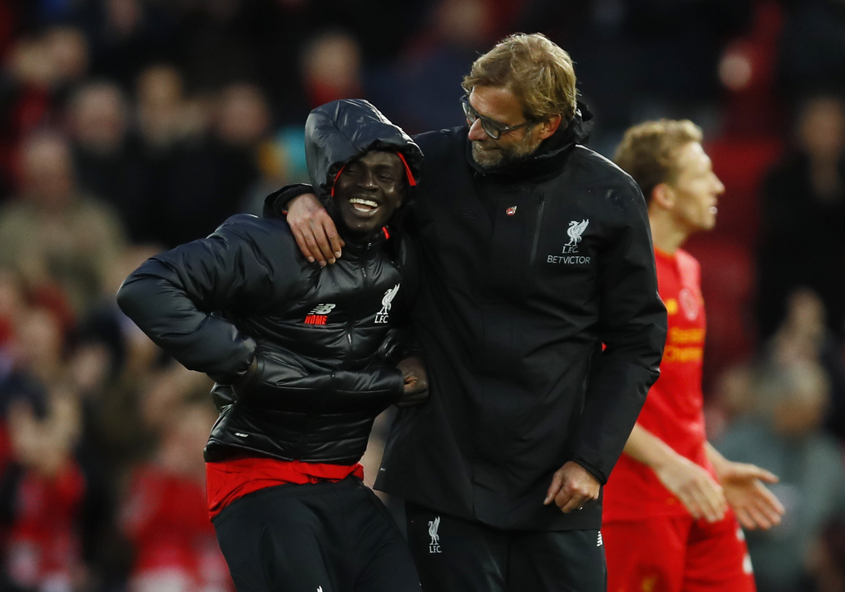 Britain Football Soccer - Liverpool v Watford - Premier League - Anfield - 6/11/16 Liverpool manager Juergen Klopp and Sadio Mane celebrate after the game Action Images via Reuters / Jason Cairnduff Livepic EDITORIAL USE ONLY. No use with unauthorized audio, video, data, fixture lists, club/league logos or 