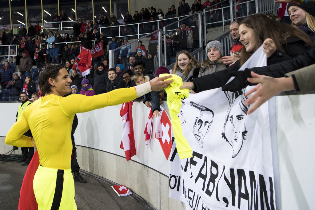 Swiss goalkeeper Yann Sommer cheers with fans, during the 2018 Fifa World Cup group B qualification soccer match between Switzerland and Faroe Islands at the Swissporarena in Lucerne, Switzerland, Sunday, November 13, 2016. (KEYSTONE/Anthony Anex)