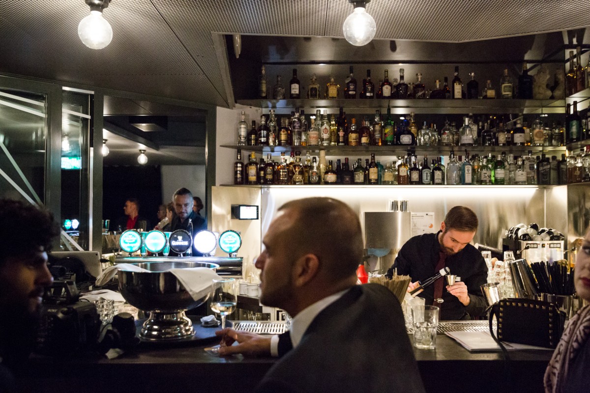 Die drei «Parterre»-Bars strahlen eine kühle Verwechselbarkeit aus, die an Hotelbars erinnert – und das nicht nur wegen der Allerwelts-Biermarken in den beleuchteten Zapfhähnen.