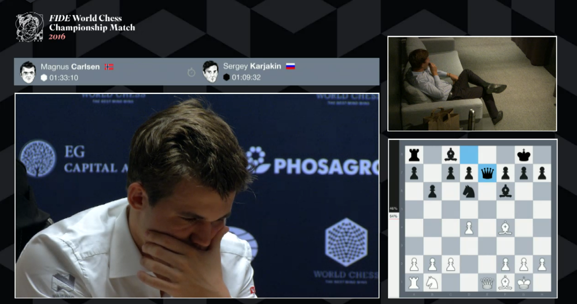Szene aus der Live-Übertragung: Wir sehen Magnus Carlsen in Gedanken über dem Brett – und Sergey Karjakin auf dem Sofa beim Naschen.