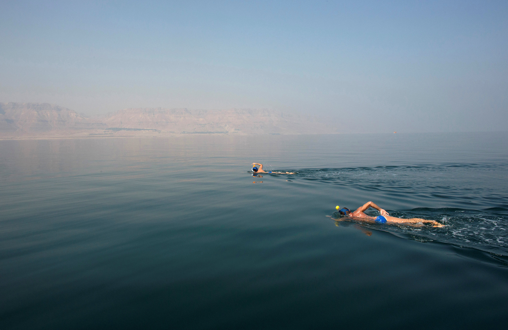 Переплыть океан история. Мертвое море купание. Переплыть океан. Мертвое море под водой. Мёртвое море пловец.