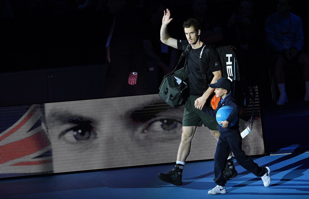 epa05637070 Andy Murray of Britain arrives to play against Stan Wawrinka of Switzerland during their Men's singles match at the ATP World Tour Finals tennis tournament at the O2 Arena in London, Britain, 18 November 2016. EPA/FACUNDO ARRIZABALAGA