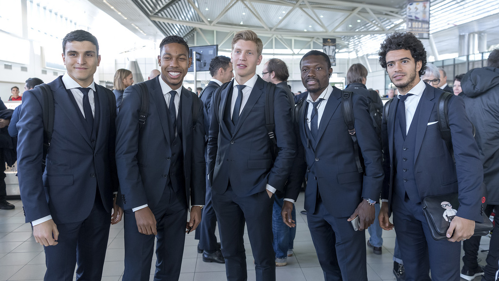 Mohamed Elyounoussi, Jean-Paul Boetius, Alexander Fransson, Adama Traore and Omar Gaber, from left, of Switzerland's FC Basel 1893 upon their arrival at the airport in Sofia, Bulgaria, on Tuesday, November 22, 2016. Switzerland's FC Basel 1893 is scheduled to play an UEFA Champions League Group stage Group A matchday 5 soccer match against Bulgaria's PFC Ludogorets Razgrad on Wednesday, November 23, 2016. (KEYSTONE/Georgios Kefalas)