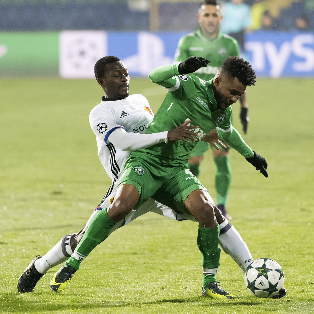 Basel's Adama Traore, left, fights for the ball against Ludogorets' Cicinho, right, during an UEFA Champions League Group stage Group A matchday 5 soccer match between Bulgaria's PFC Ludogorets Razgrad and Switzerland's FC Basel 1893 in the Natsionalen Stadion Vasil Levski in Sofia, Bulgaria, on Wednesday, November 23, 2016. (KEYSTONE/Georgios Kefalas)