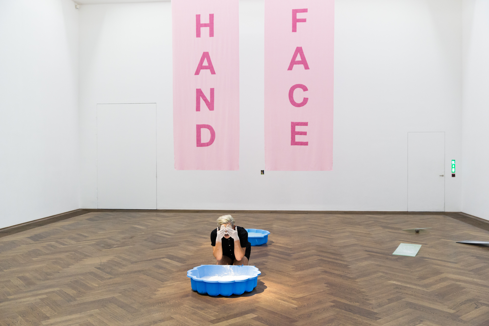 Der Künstler Gregory Hari während seiner Performance in der Kunsthalle Basel.