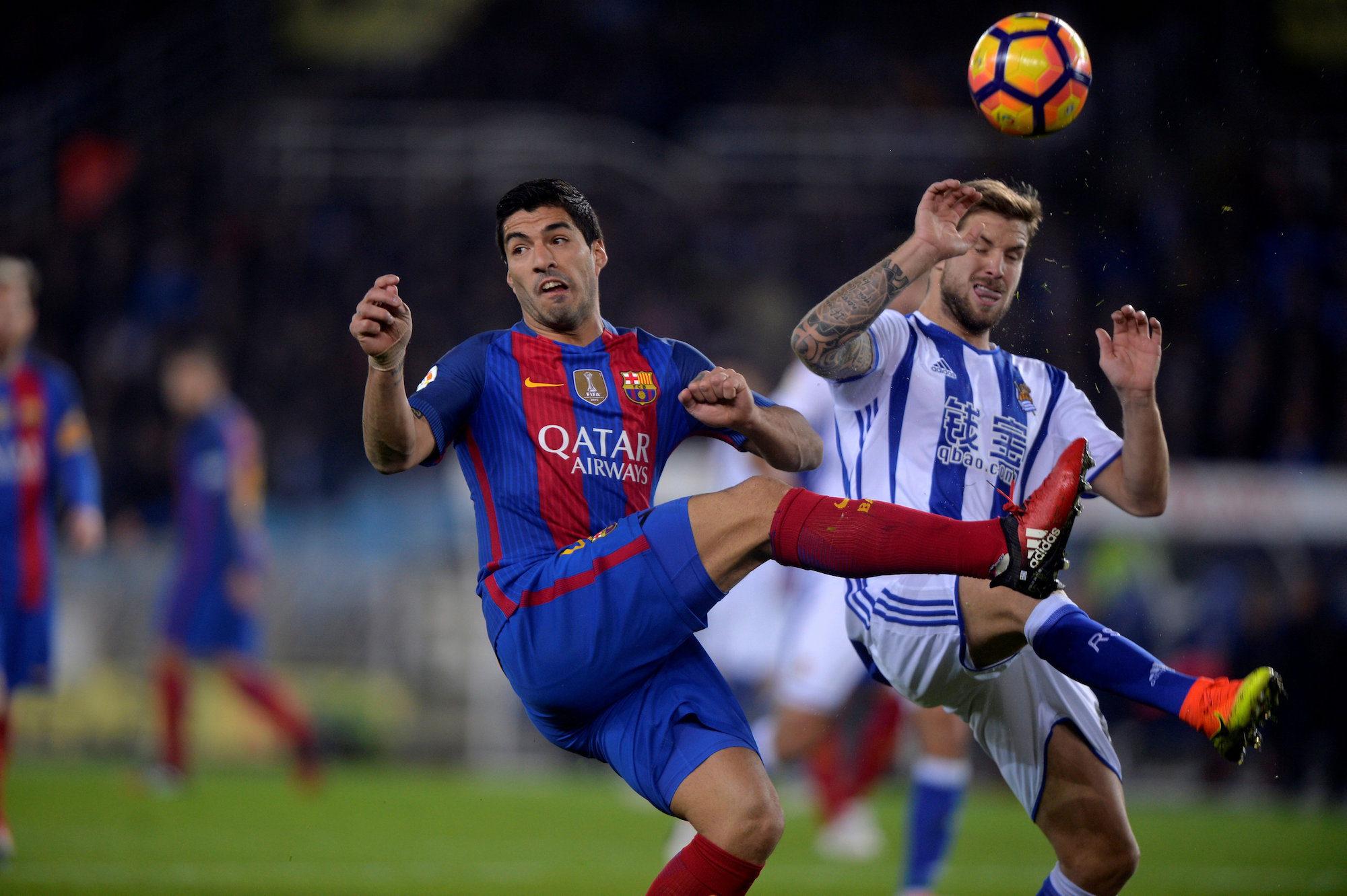 Football Soccer - Real Sociedad v Barcelona - Spanish Liga Santander - Anoeta, San Sebastian, Spain - 27/11/2016 Barcelona's Luis Suarez fights for the ball with Real Sociedad's Inigo Martinez. REUTERS/Vincent West