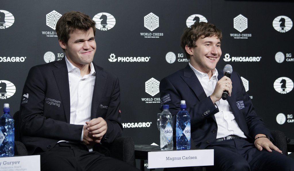epa05654465 Chess player Magnus Carlsen (L) of Norway smiles after defeating Sergey Karjakin (R) of Russia to win the World Chess Championship in New York, New York, USA, 30 November 2016. EPA/JUSTIN LANE