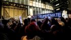 "Liebe besiegt Hass" (Love trumps hate): Vor dem Trump Tower in New York versammelten sich hunderte Demonstranten, um gegen d