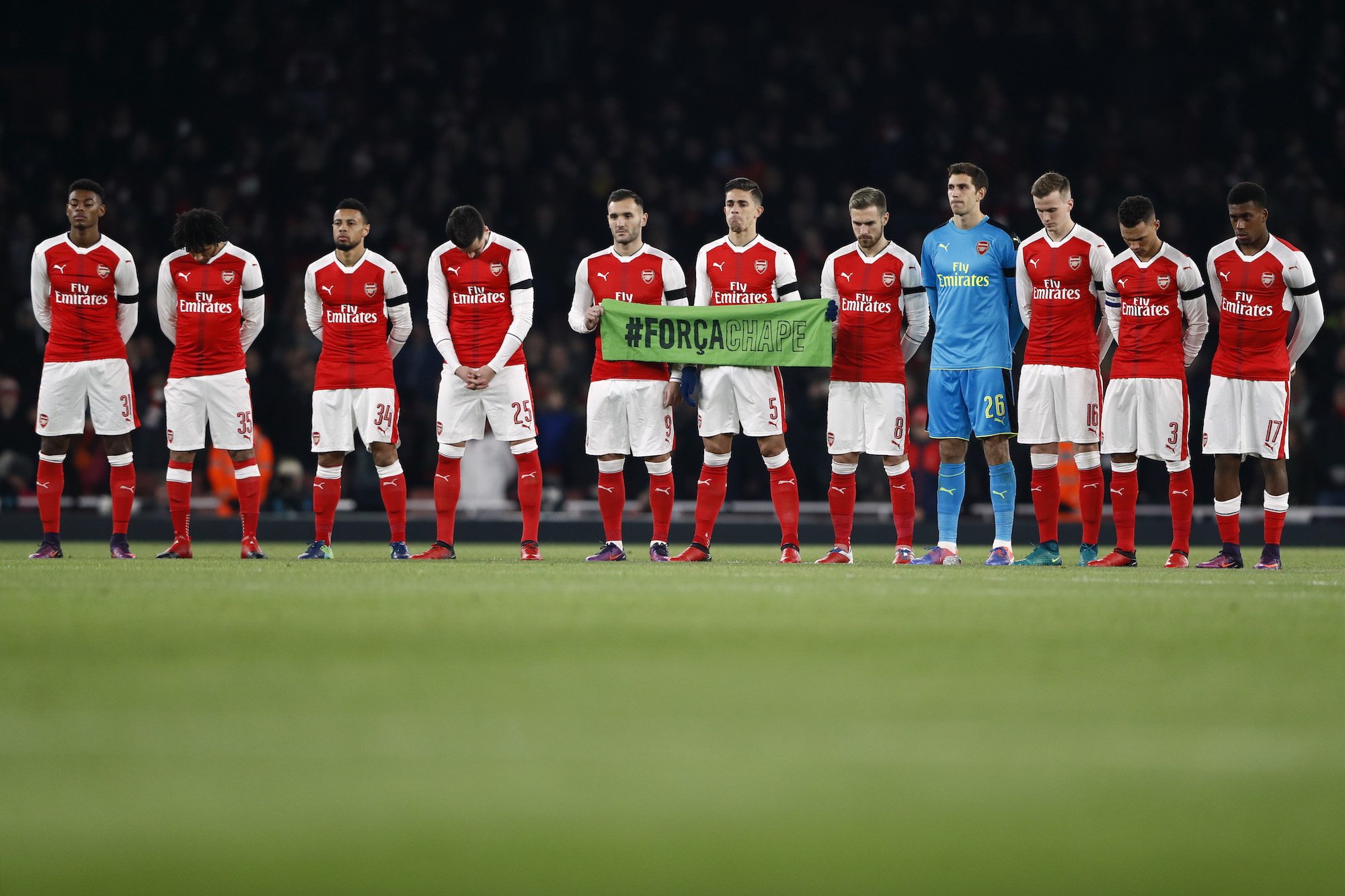 Britain Football Soccer - Arsenal v Southampton - EFL Cup Quarter Final - Emirates Stadium - 30/11/16 Arsenal players observe a minutes silence as respect for the victims of the Colombia plane crash containing the Chapecoense players and staff Reuters / Stefan Wermuth Livepic EDITORIAL USE ONLY. No use with unauthorized audio, video, data, fixture lists, club/league logos or 