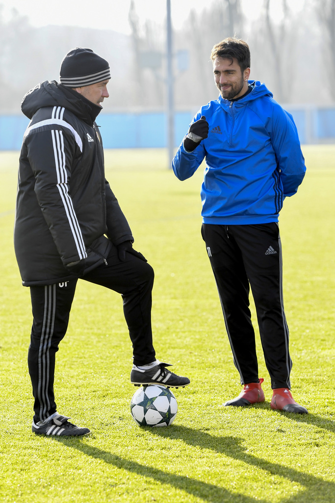 Head coach Urs Fischer, left, and captain Matias Delgado, right, of Switzerland's FC Basel 1893 during a training session in the St. Jakob-Park training area in Basel, Switzerland, on Monday, December 5, 2016. Switzerland's FC Basel 1893 is scheduled to play against England's Arsenal FC in an UEFA Champions League Group stage Group A matchday 6 soccer match on Tuesday, December 6, 2016. (KEYSTONE/Georgios Kefalas)