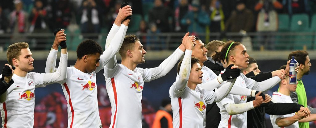 epa05679874 The RB Leipzig team celebrates with the fans after the German Bundesliga football match between RB Leipzig and Hertha BSC at the Red Bull Arena in Leipzig, Germany, 17 December 2016. ....(EMBARGO CONDITIONS - ATTENTION: Due to the accreditation guidlines, the DFL only permits the publication and utilisation of up to 15 pictures per match on the internet and in online media during the match.) EPA/HENDRIK SCHMIDT