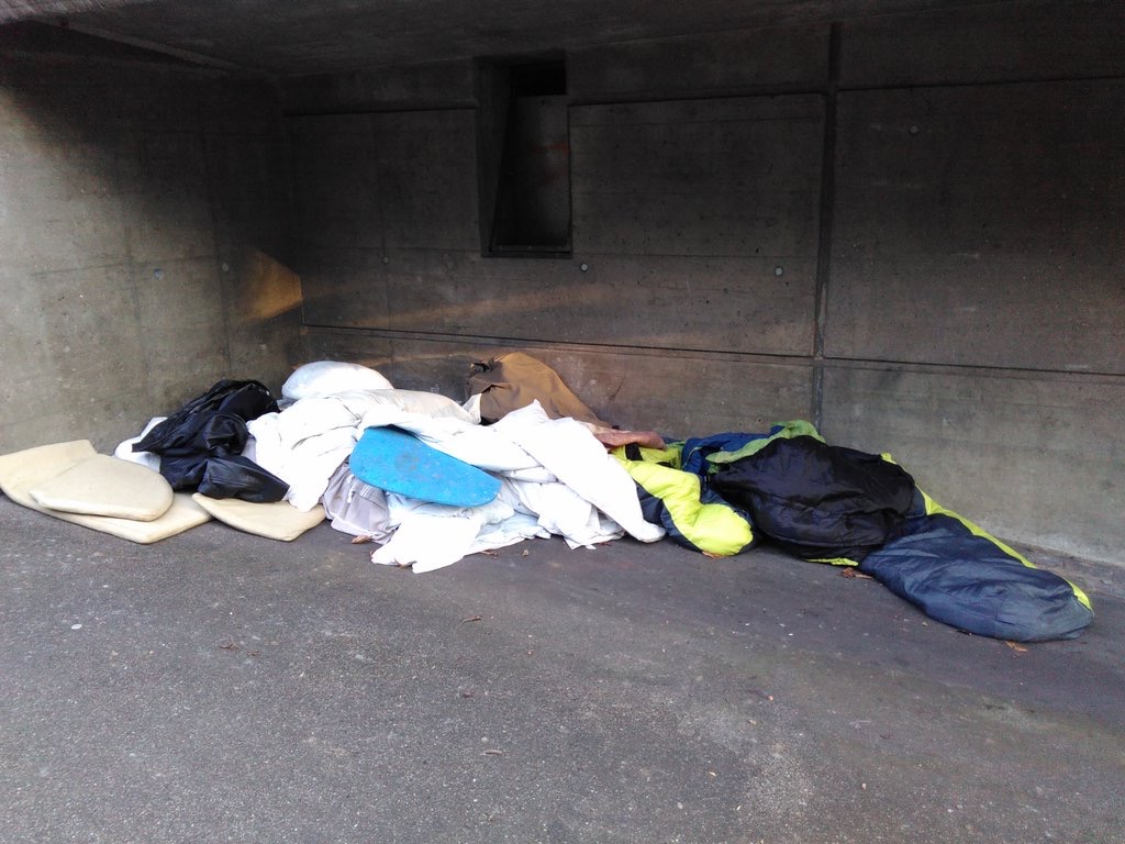 Wenige Meter von der Notschlafstelle entfernt, unter der Wettsteinbrücke haben am Freitag Obdachlose Schutz gesucht. Dokumentiert hat die Situation BastA!-Politikerin Heidi Mück.