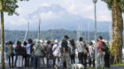 Berge und See kommen an: Eine Gruppe asiatischer Touristen schaut von der Seeburgwiese in Luzern hinauf zum Pilatus. (Archivb