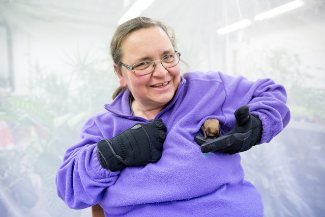 Die mit den Fledermäusen kuschelt class=