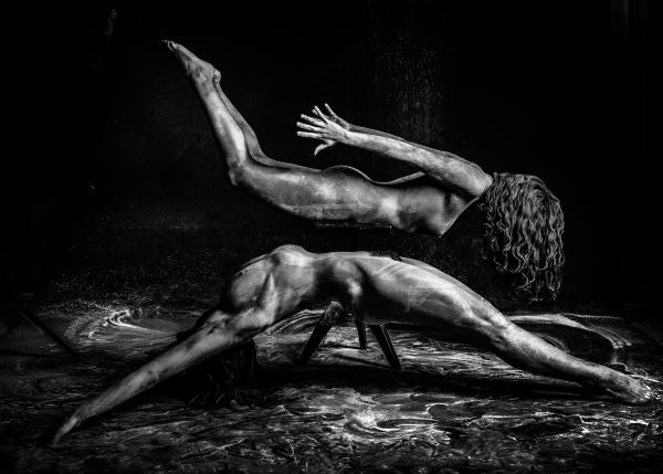 Der Basler Fotograf Michael Stöcklin zeigt Bilder aus der Serie «Duality». Die beiden Models hätten nach eigenen Ideen mit ihren Körpern Gegensätze darstellen können, schreibt «20 Minuten».